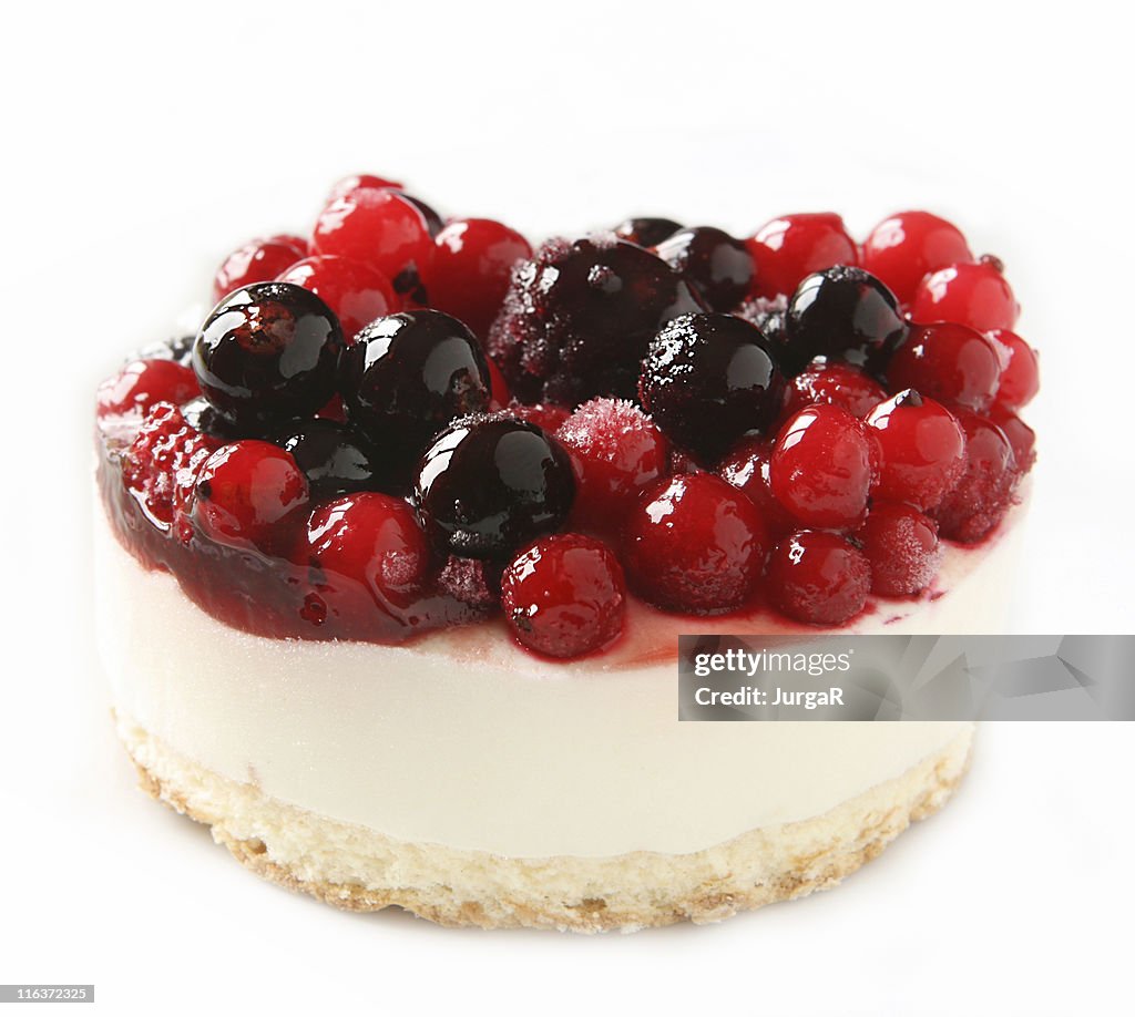 Cheesecake Dessert con bacche rosse su sfondo bianco