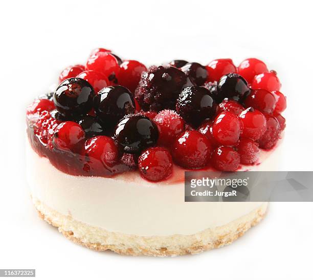 cheesecake dessert con bacche rosse su sfondo bianco - cheesecake foto e immagini stock