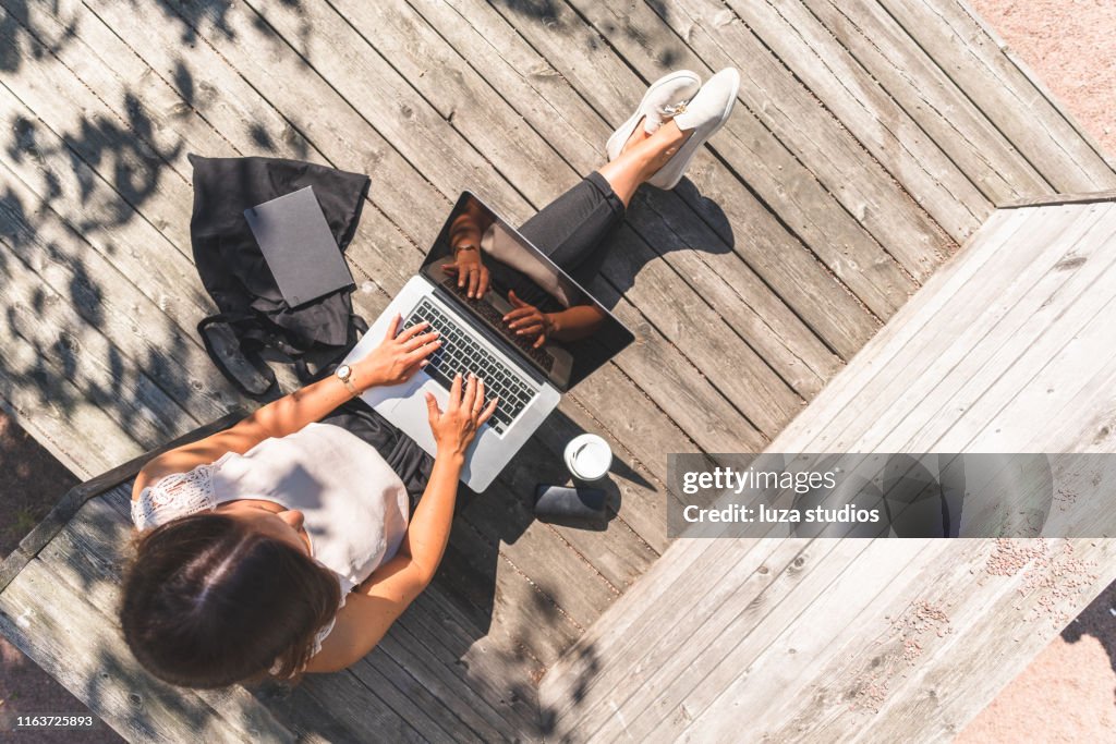 Freelance vrouw werkt onderweg