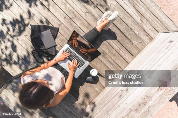 freelance woman is working on the go - laptop outside stock pictures, royalty-free photos & images