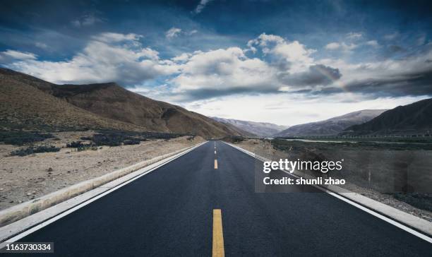 highway on plateau - yellow line stockfoto's en -beelden