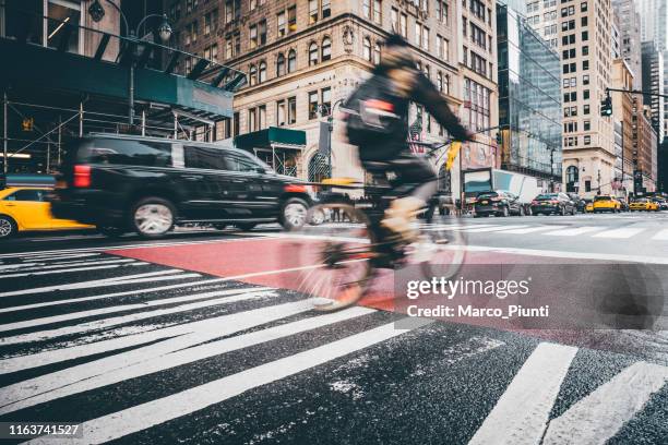 bike and traffic in new york city - rush hour traffic stock pictures, royalty-free photos & images