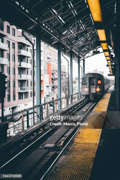 nyc metro trein - brooklyn new york stockfoto's en -beelden
