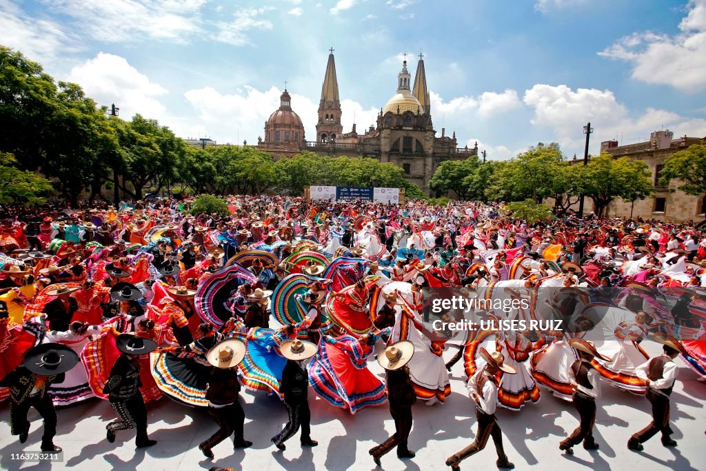 TOPSHOT-MEXICO-GUINNESS-MARIACHI-DANCE