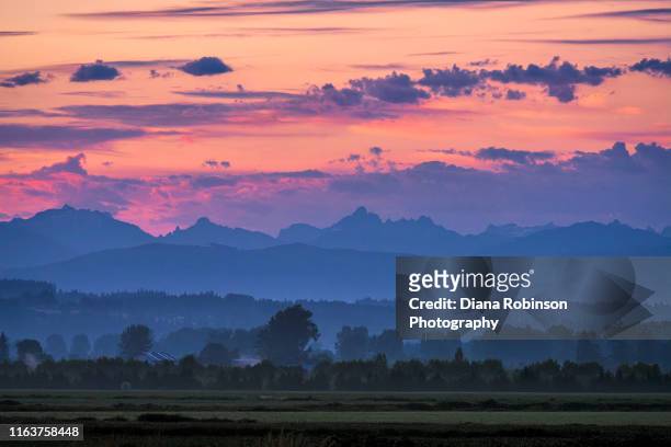 sunrise over the north cascasdes, washington state - everett washington state stockfoto's en -beelden