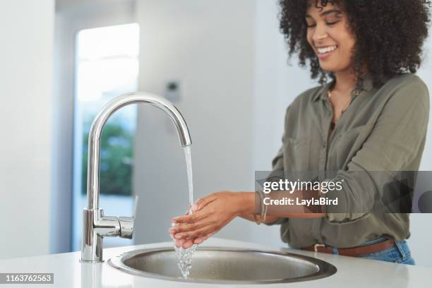 la higiene es lo primero - washing hands fotografías e imágenes de stock