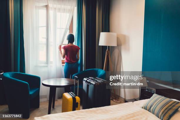 mujer turista en hotel de lujo - habitación de hotel fotografías e imágenes de stock