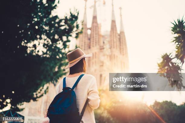 mujer turista explorando bracelona - gaudi fotografías e imágenes de stock