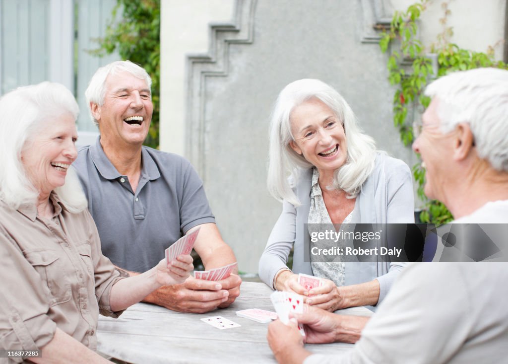 Altes Paar Spielkarten auf dem patio