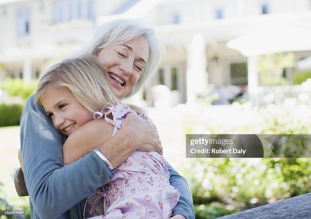 Grand-mère et petite-fille embrassant dans l'arrière