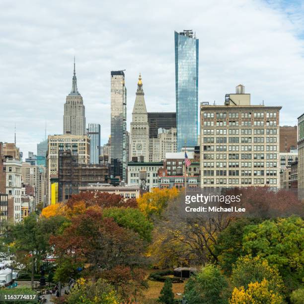 high angle view of union square park in autumn - new york - union square new york city stock-fotos und bilder