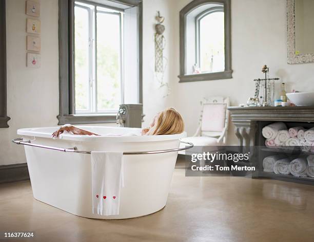 femme dans la baignoire - beautiful woman bath photos et images de collection