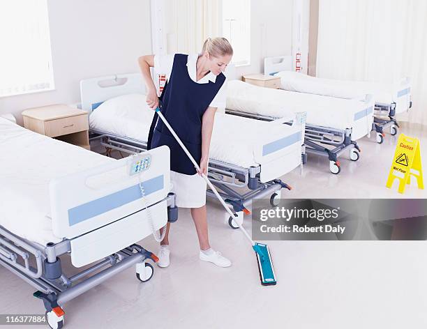 geordnete mopping hospital etage - hauswart stock-fotos und bilder