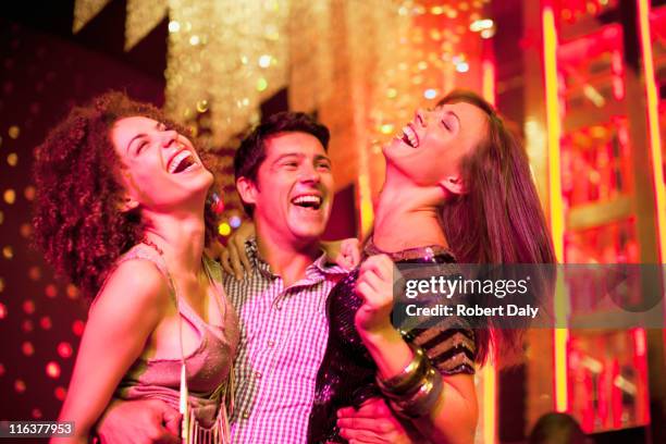 amici abbracciare in locale notturno - maschio con gruppo di femmine foto e immagini stock