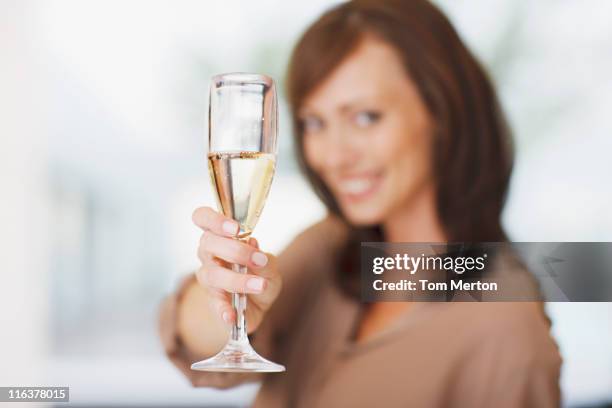 Plano Aproximado De Mulher A Segurar Flute De Champanhe, Foto de stock