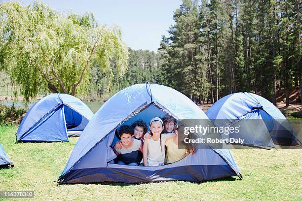 enfants dans la tente - camping kids photos et images de collection