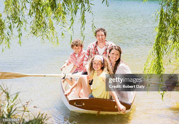 famille en bateau à rames sur le lac - girl rowing boat photos et images de collection