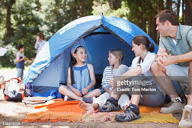 famille faire du camping - camping photos et images de collection