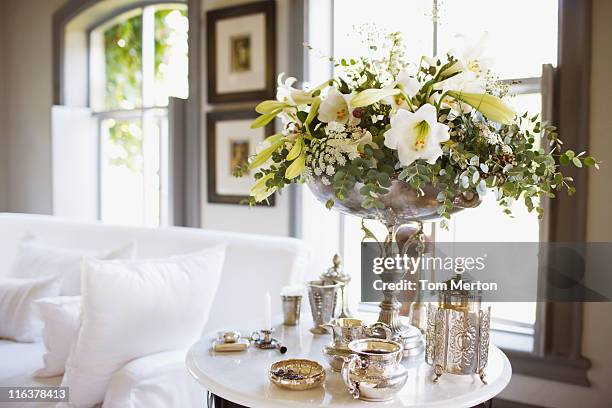bouquet and silver on living room table - inredning grå bildbanksfoton och bilder