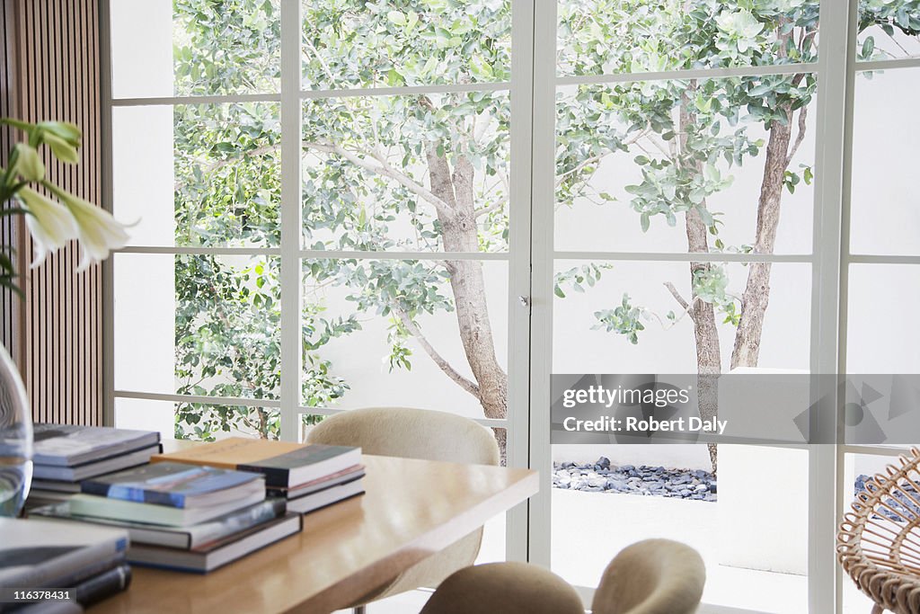 Fenster mit Blick auf die Terrasse