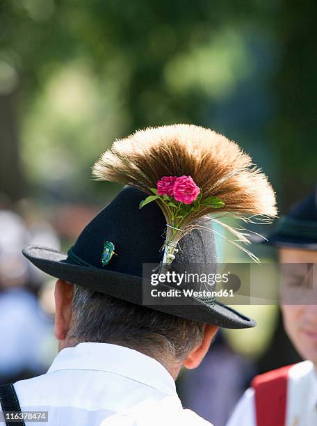 austria, salzkammergut, land salzburg, men wearing traditional costume with hat - traditional clothing fotografías e imágenes de stock