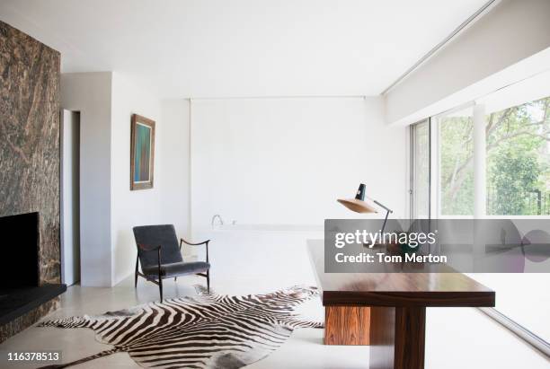 home office - tierhaut stock-fotos und bilder
