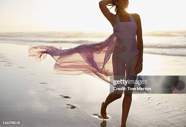 frau geht am strand - sarong stock-fotos und bilder