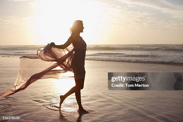 mulher andar na praia - sarong imagens e fotografias de stock