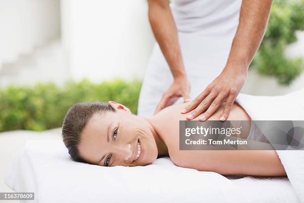 mulher com massagem - massage table imagens e fotografias de stock