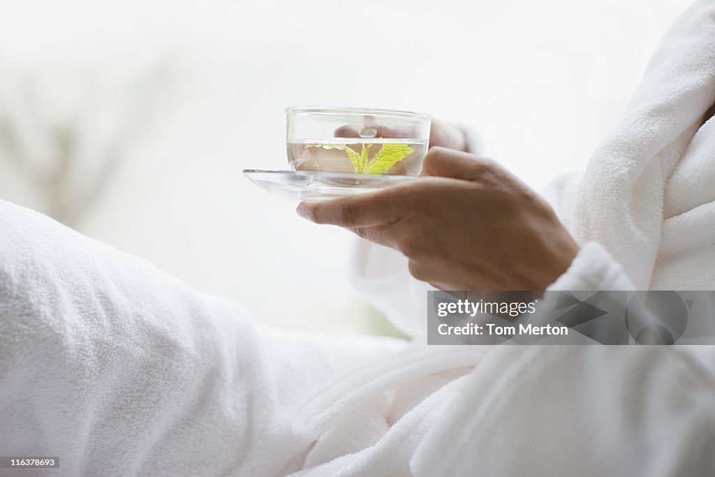 Primer plano de mujer agarrando agua