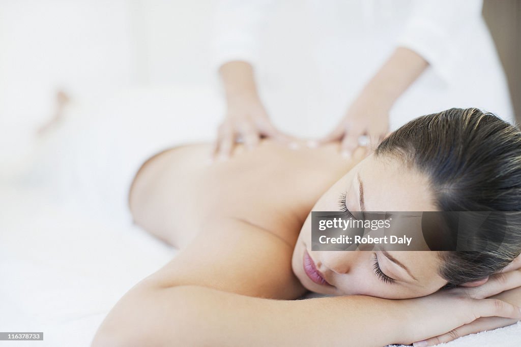 Donna ricevendo il massaggio
