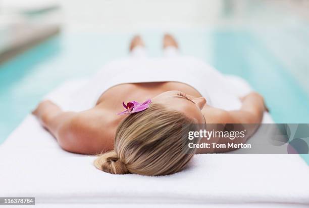 mulher pôr na mesa de massagem, ao lado da piscina - massage table imagens e fotografias de stock