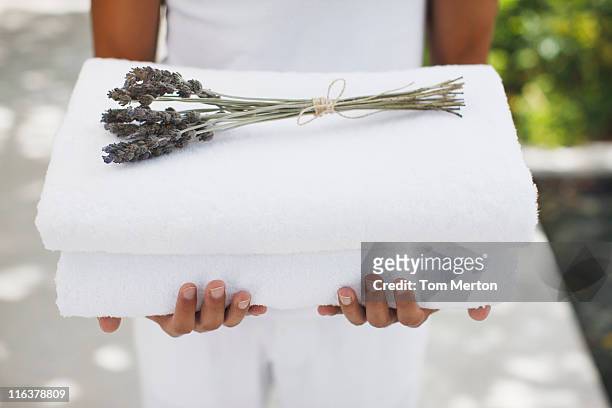 plano aproximado de homem segurando toalhas com lavanda - towel imagens e fotografias de stock