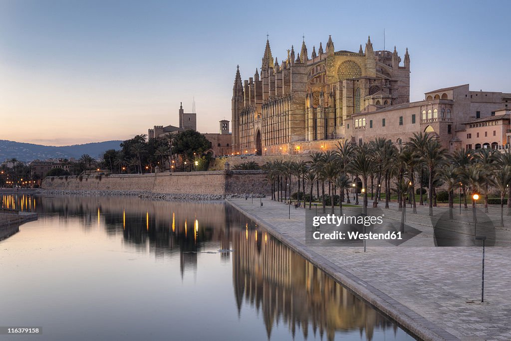 Spain, Balearic Islands, Majorca, Palma de Mallorca, Parc de Mar, Cathedral La Seu