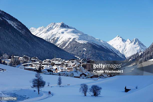 austria, tyrol, view of snowy mountains - イシュグル ストックフォトと画像