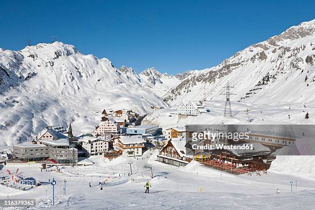 austria, tyrol, skiers in ski region - austria stock pictures, royalty-free photos & images