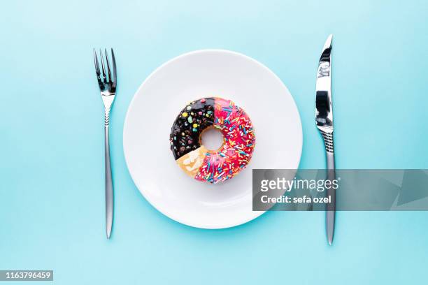 gráfico de donut - gráfico de donut - rebanada de comida - dining presentation food fotografías e imágenes de stock