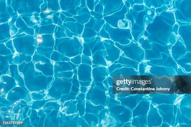 swimming pool surface with light reflection and water ripple patterns - rizado descripción física fotografías e imágenes de stock