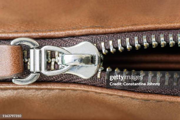 close up of zipper and leather bag - brown purse stockfoto's en -beelden