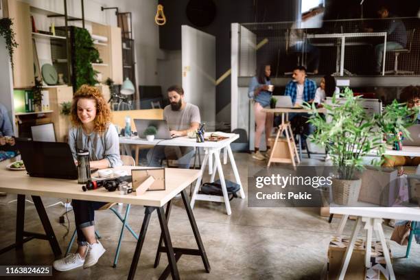 mujer creativa trabajando en la oficina - espacio confortable fotografías e imágenes de stock