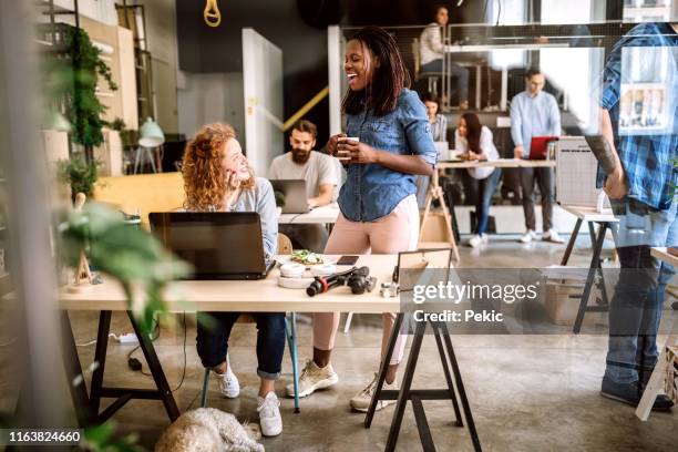 idee di brainstorming di condivisione del team di successo - black woman happy white background foto e immagini stock