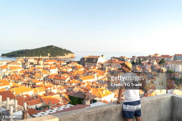 bakifrån av ung man tittar på utsikten i dubrovnik, kroatien - ragusa bildbanksfoton och bilder