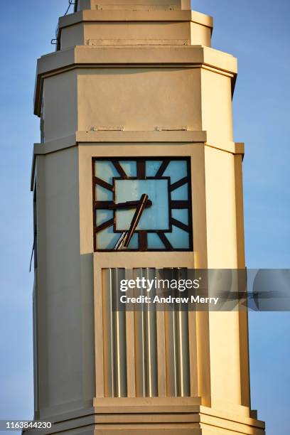 art deco building clock tower and blue sky - 1938 photos et images de collection