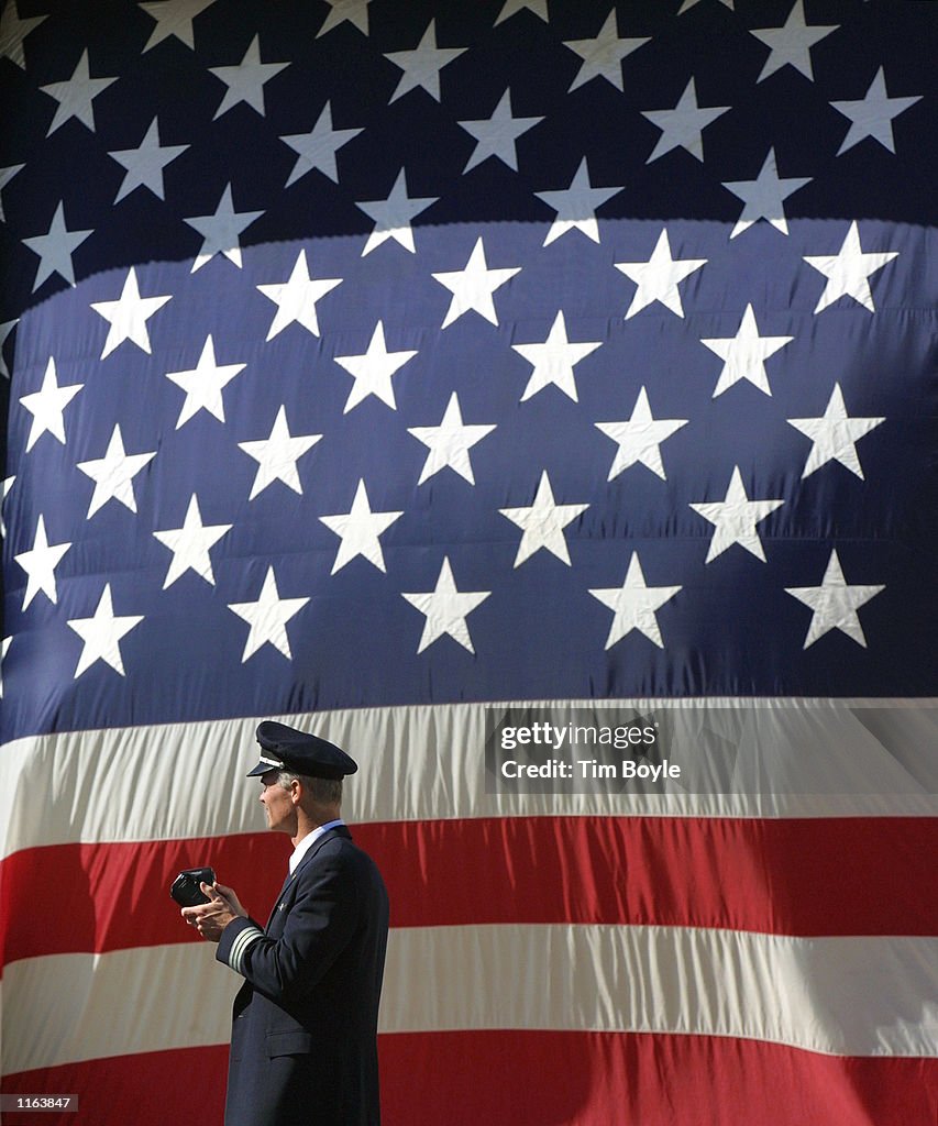 Bush rallies fliers at O''Hare International Airport