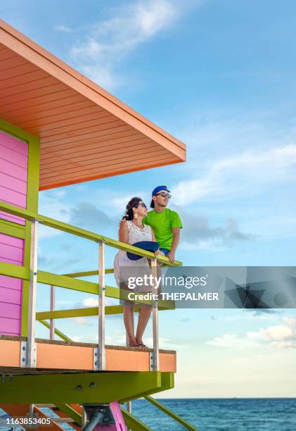 mutter und sohn in einer rettungsschwimmerhütte in miami beach - strandwächterhaus stock-fotos und bilder