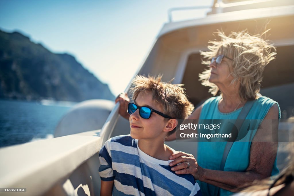 Seniorin mit Enkel auf dem Boot in der Nähe der Amalfiküste, Italien