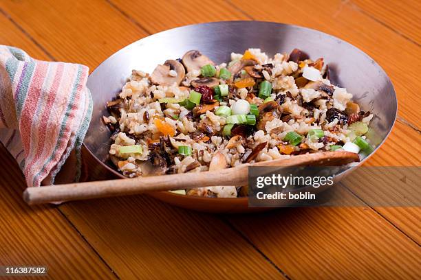 rice pilaf - pilafrijst stockfoto's en -beelden