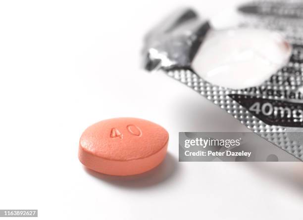 simvastatin pill - cholesterol medication stock pictures, royalty-free photos & images