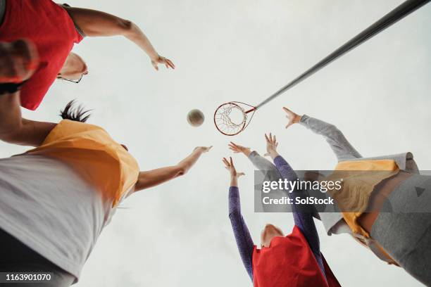 frauen spielen netball - netball court stock-fotos und bilder