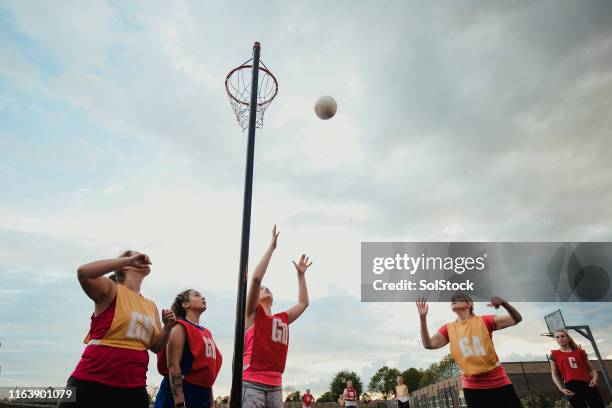 all female team playing netball - netball court stock pictures, royalty-free photos & images